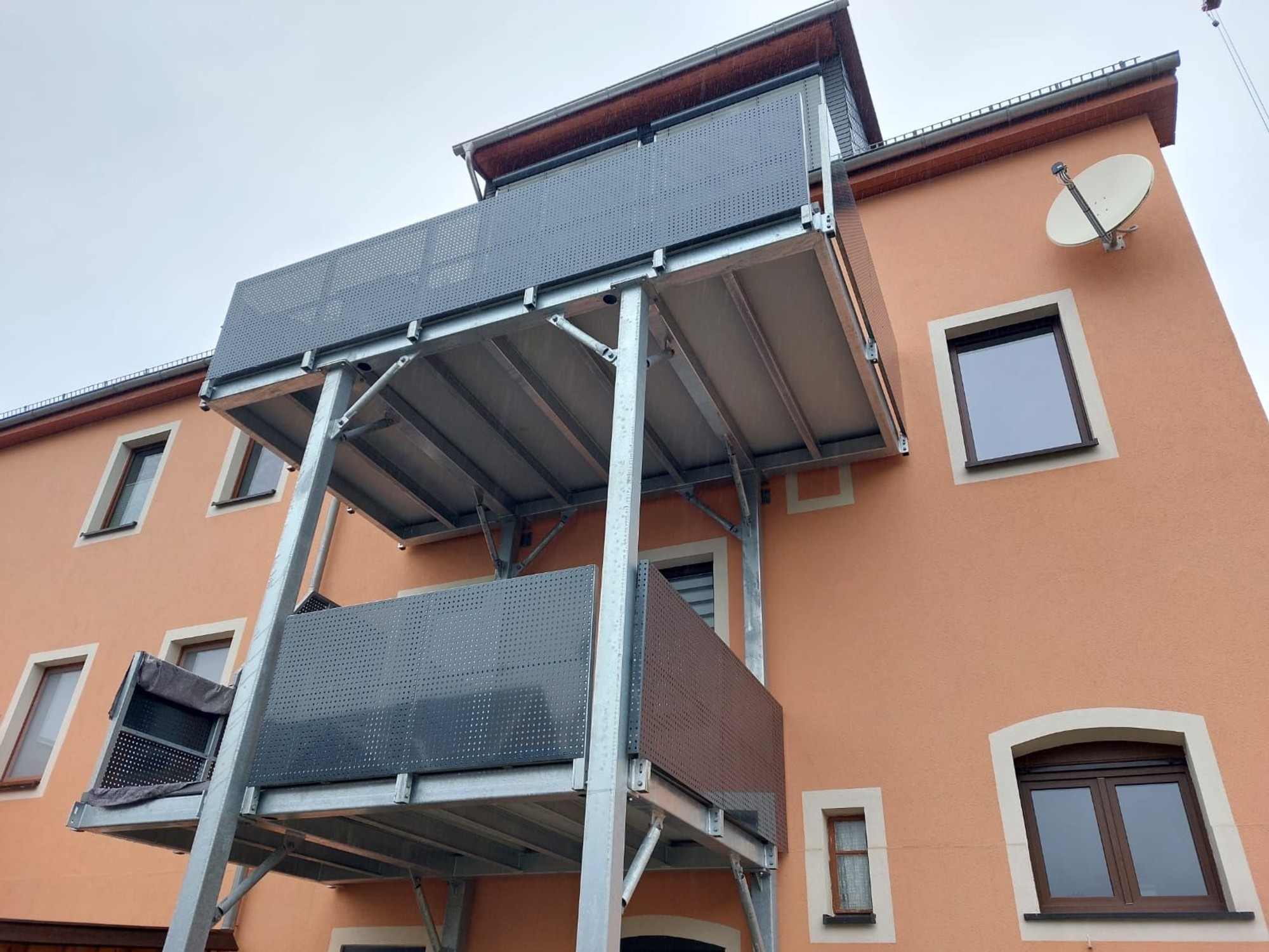 Schwarze Lochblech-Brüstungen auf robustem Stahlgerüst